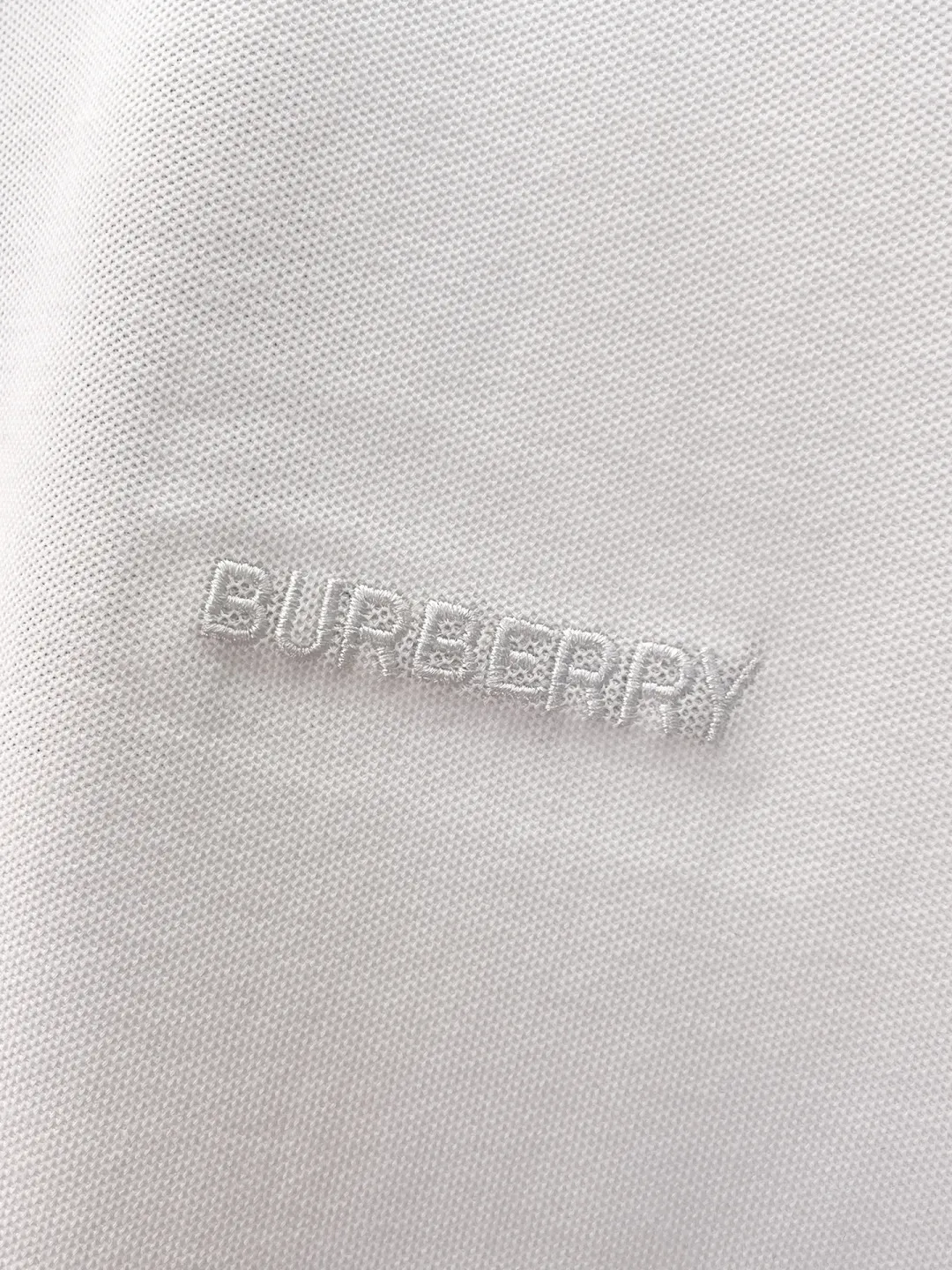 BURBERRY New Arrival Polo shirt, complete with three labels, original fabric, original customized accessories, official Same Style, using 210 grams of pure cotton pique fabric, customized same-tank dyed fabric, very comfortable and smooth to the touch, very wide and stylish, produced by a first-line brand on behalf of Factory, imported Behringer embroidery machine, embroidery is full and textured, imported Kangli direct-injection machine, printing is clear and textured, the collar rib is woven with imported yarn It will not lose shape after being worn for a long time. It is the most New Arrival style in spring and summer. It is fashionable and individual. It is super Versatile and looks good. It is very suitable for both men and women. It is a must-have for everyone. Size: S-XXL